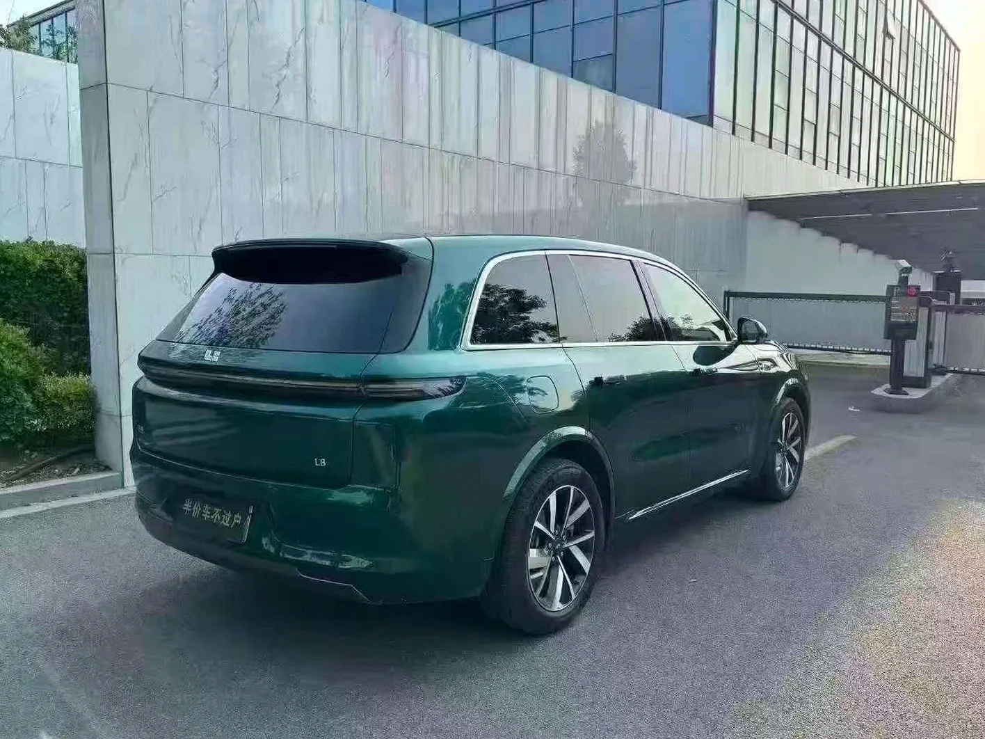 理想L8 后面外观三