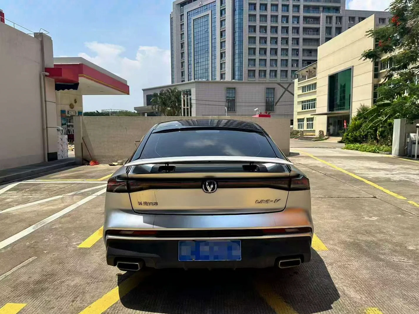 长安汽车UNiV 后面外观一