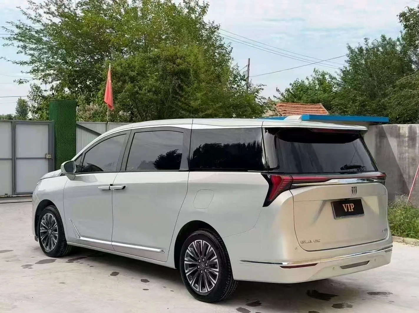 别克GL8 后面外观三