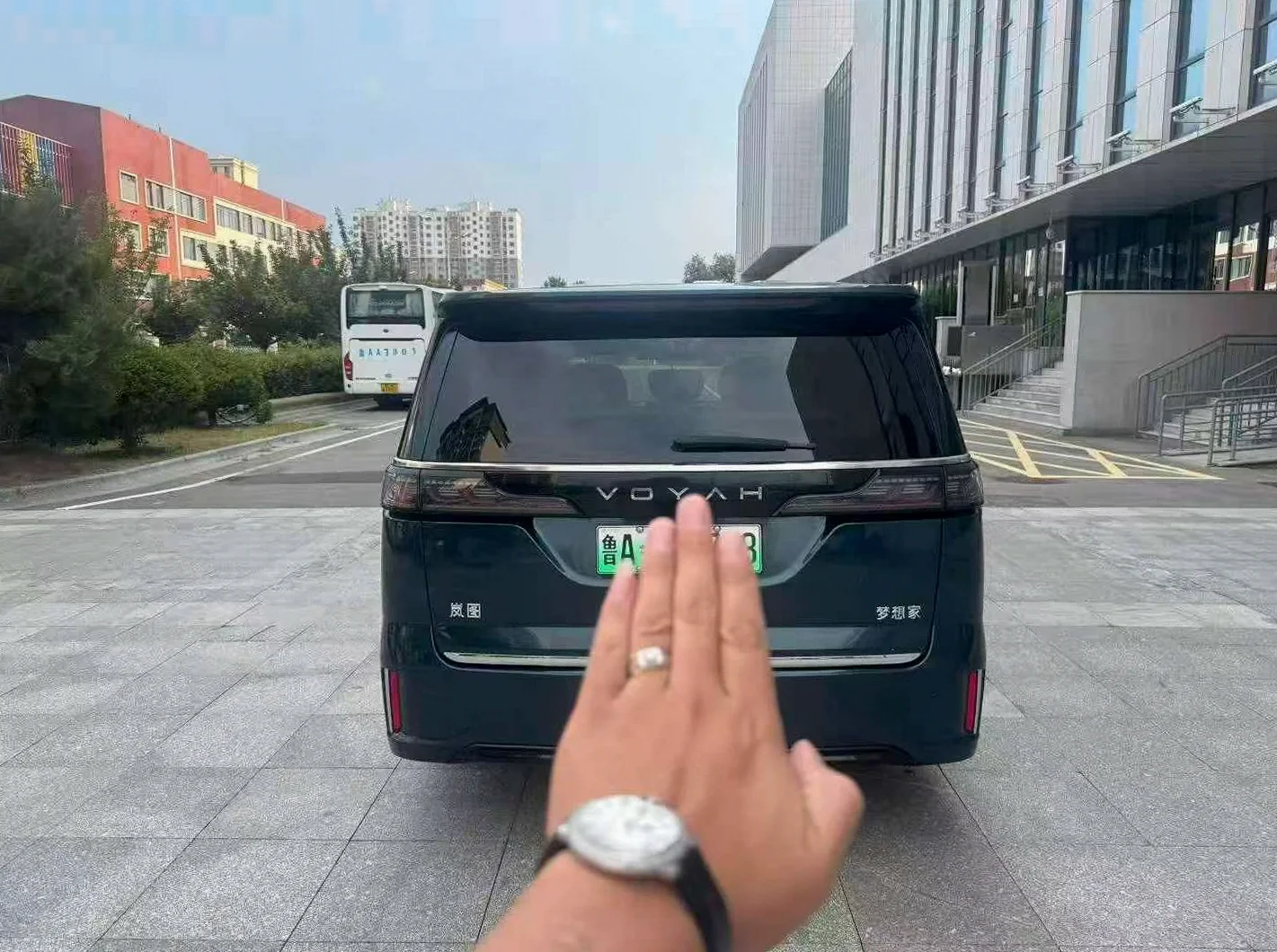 岚图汽车梦想家 后面外观一