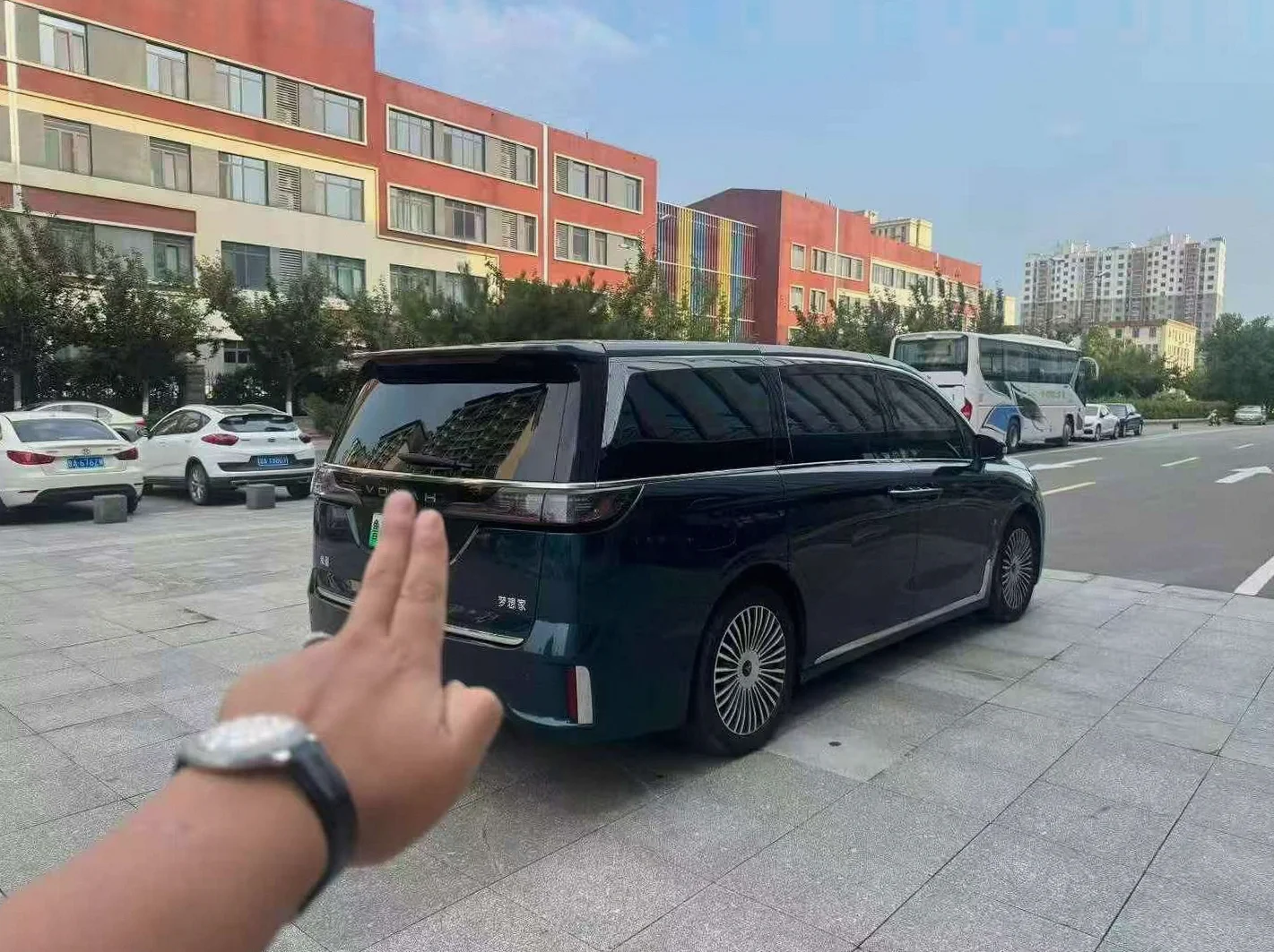 岚图汽车梦想家 后面外观二