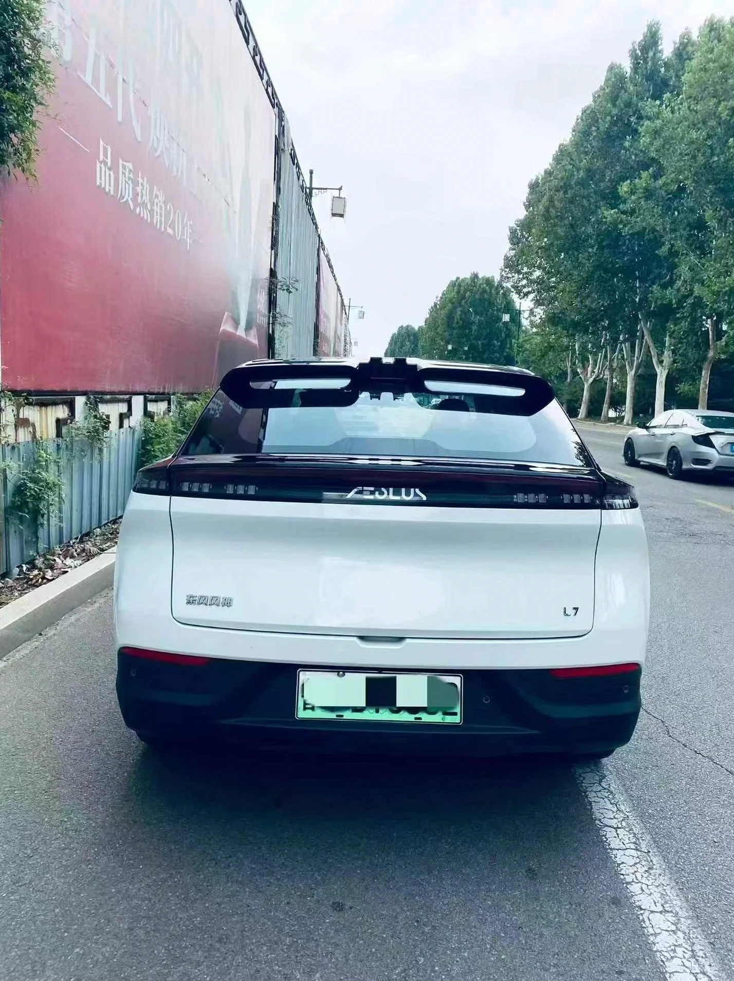东风L7 后面外观一