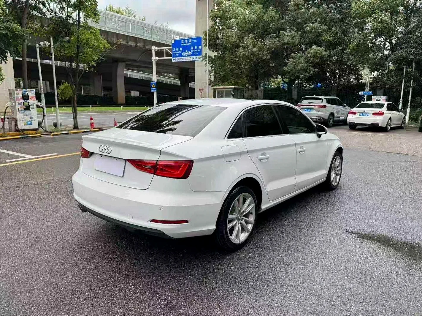 奥迪A3 后面外观一