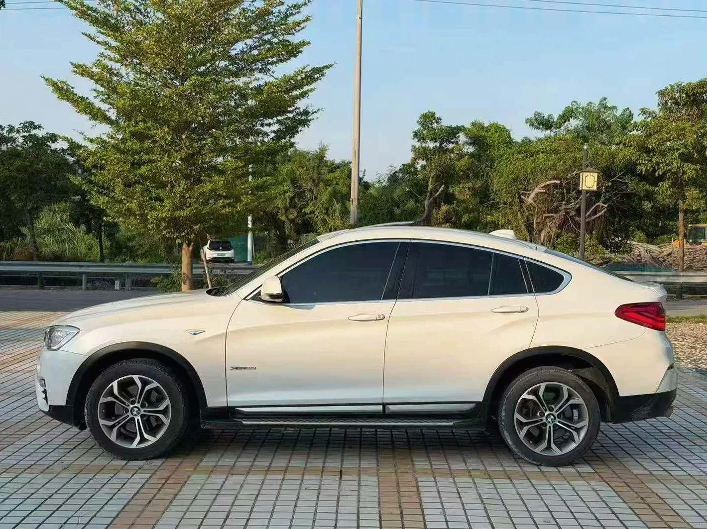 宝马X4 正面外观三