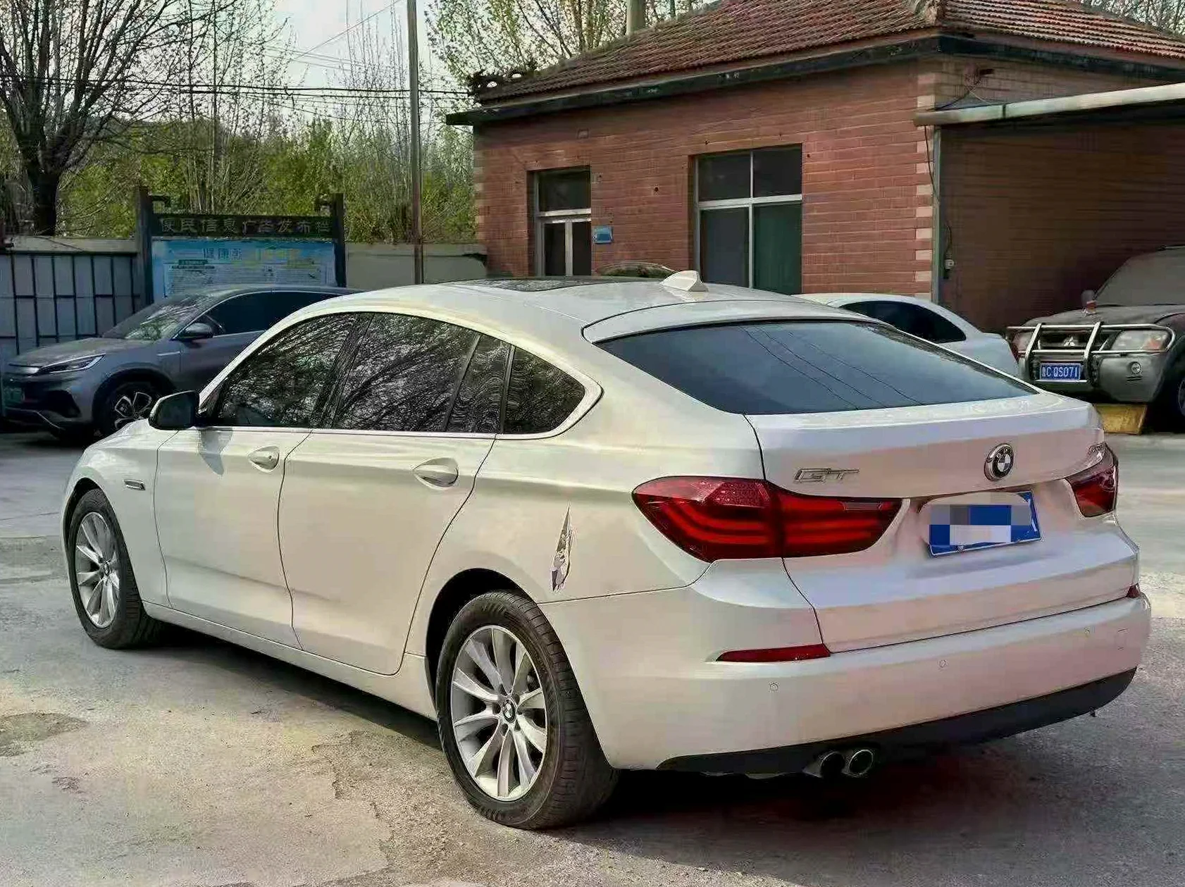 宝马5系 后面外观一