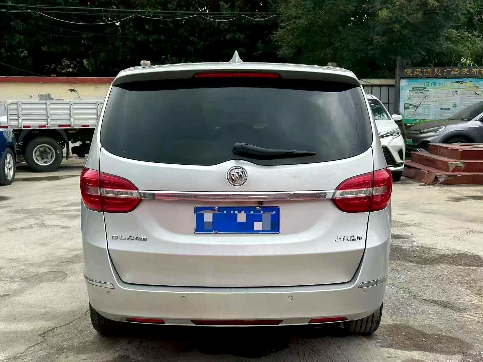 别克GL8 后面外观二