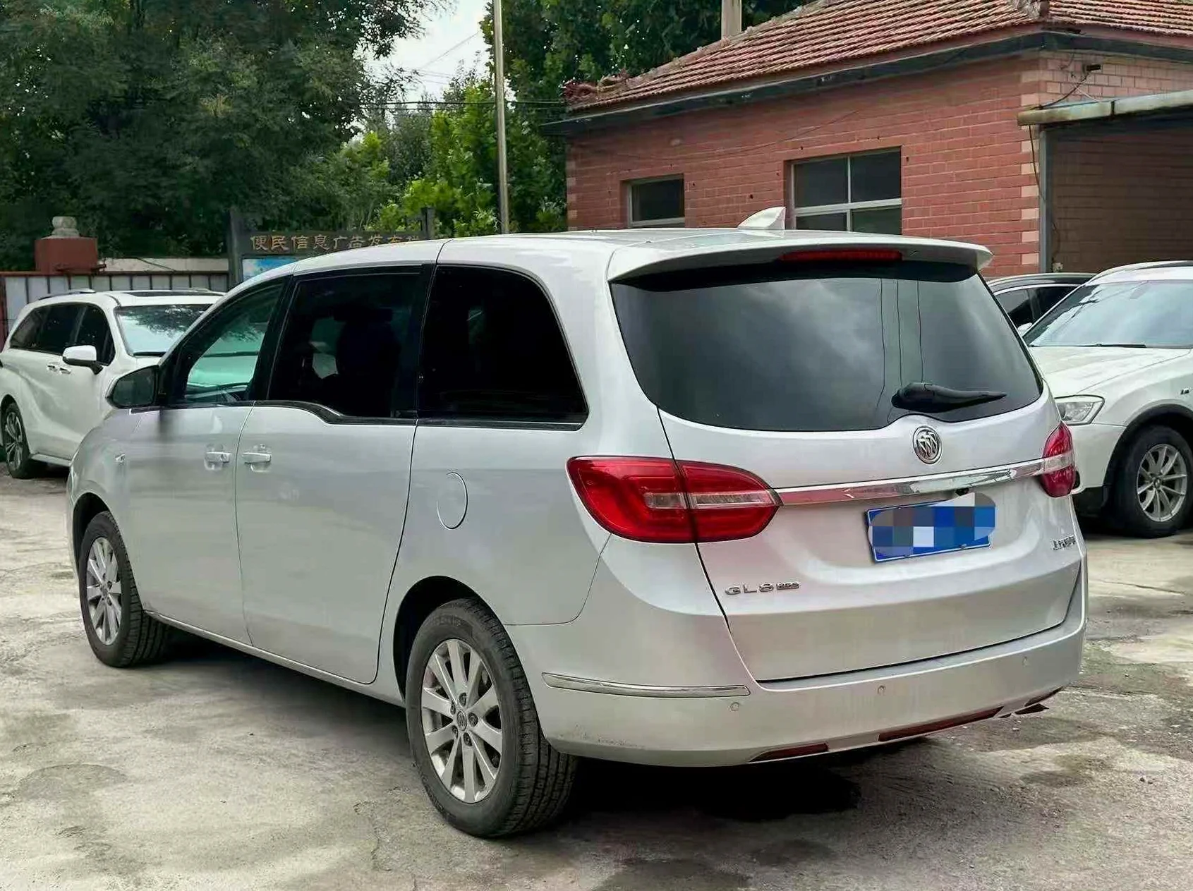 别克GL8 后面外观一
