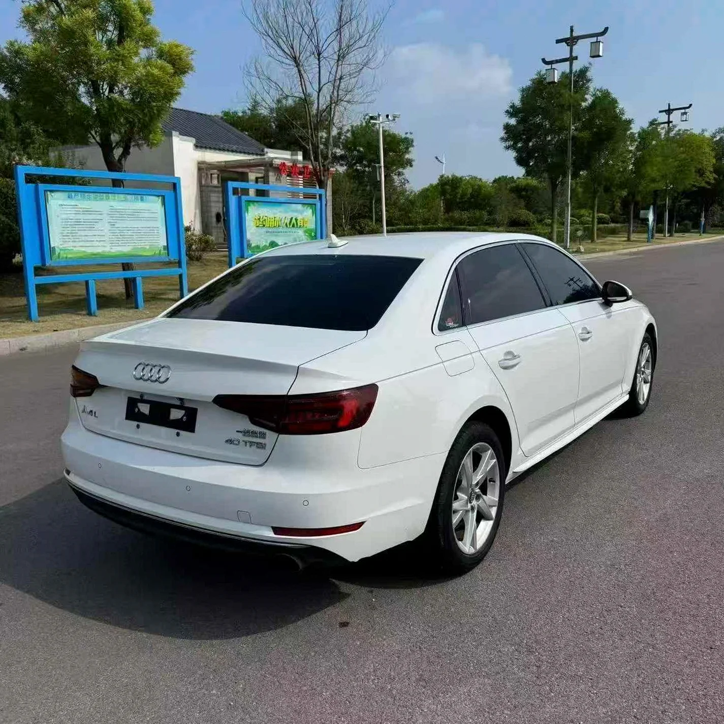 奥迪A4L 后面外观三
