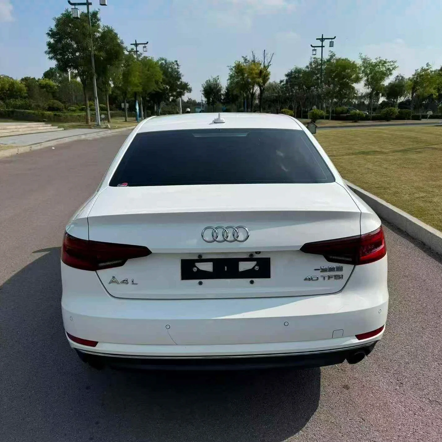 奥迪A4L 后面外观一