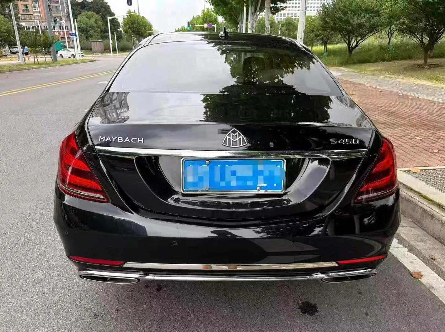 奔驰迈巴赫S级 后面外观二