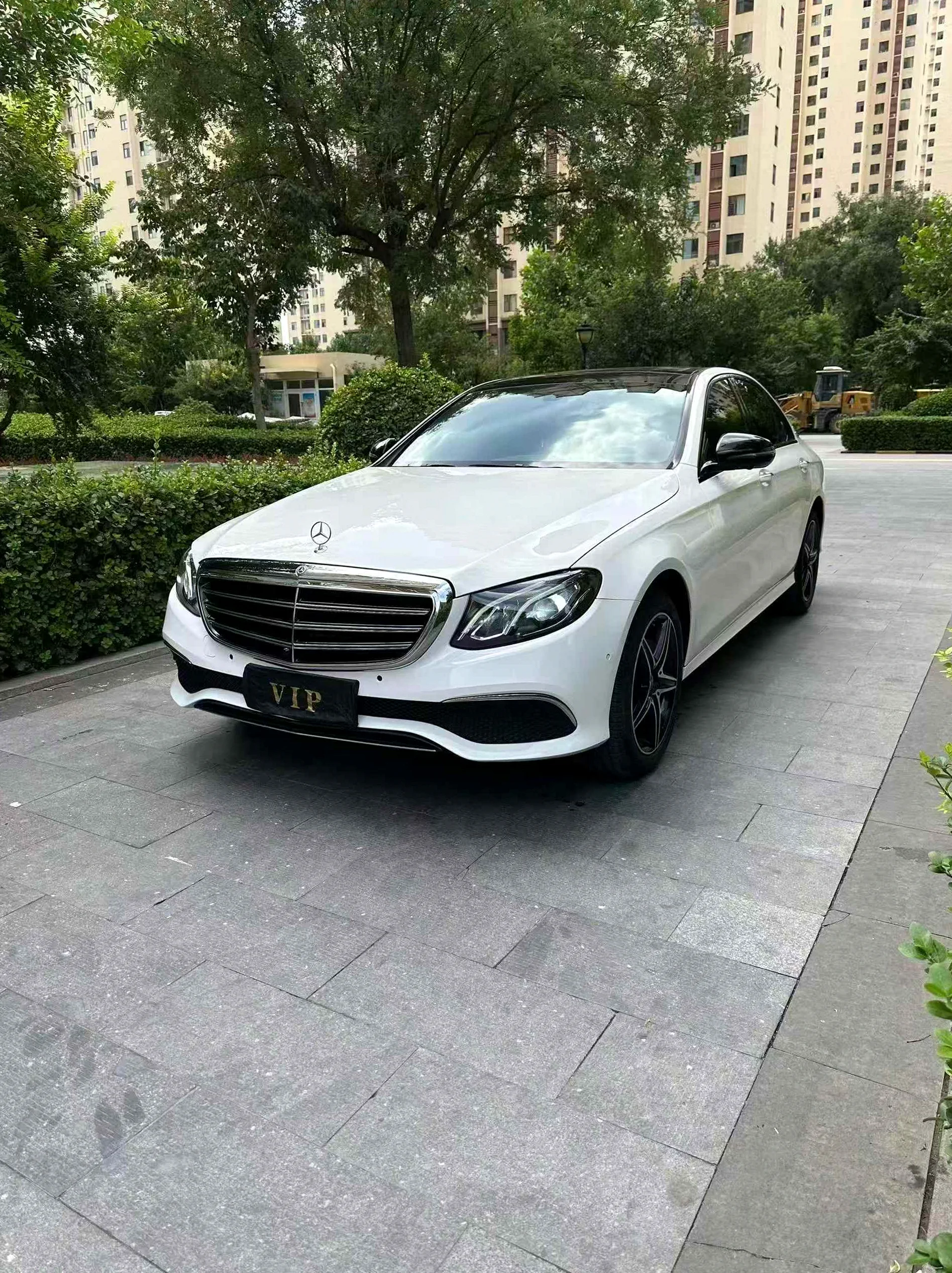 奔驰E 正面外观三
