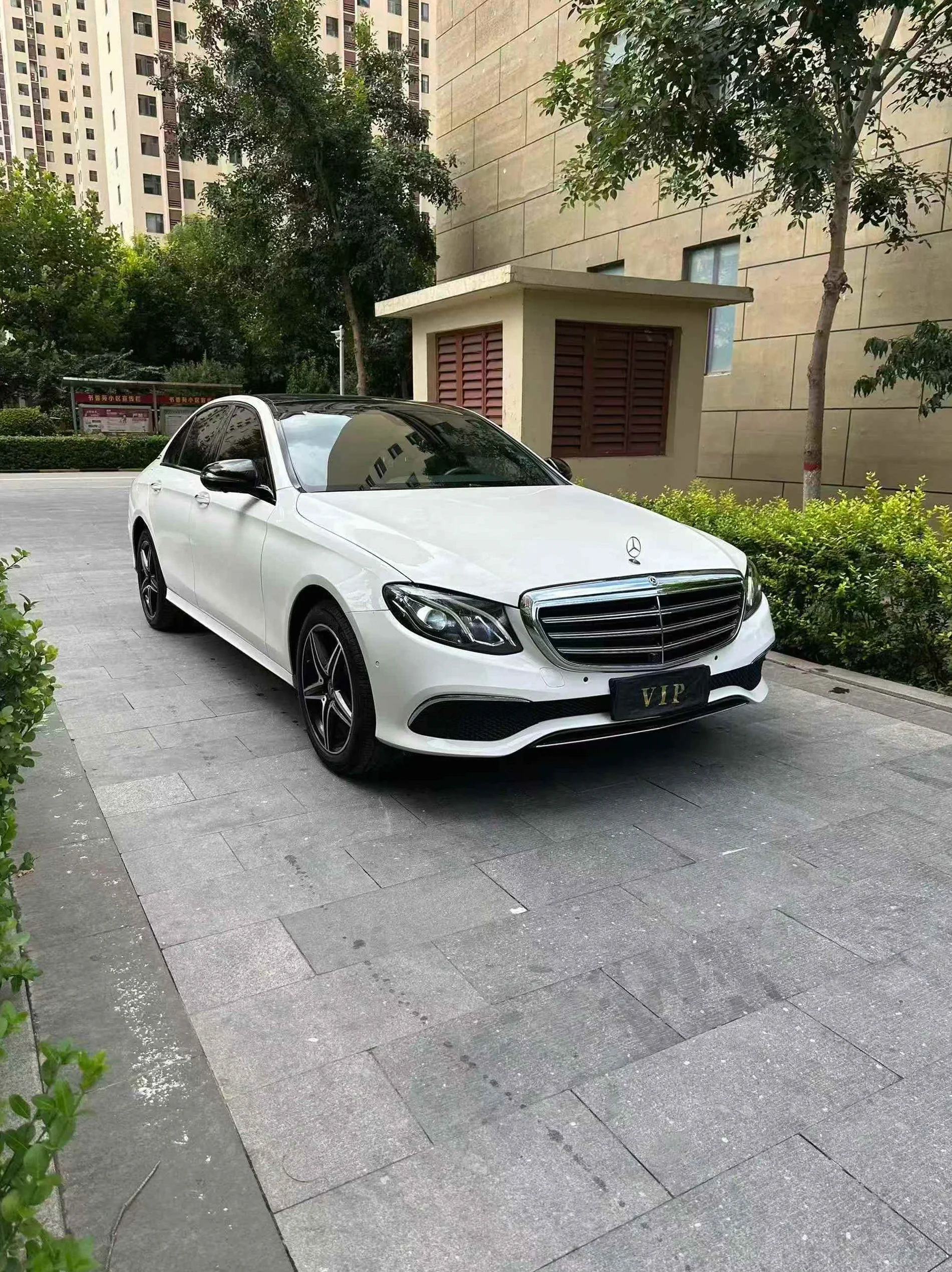 奔驰E 正面外观二