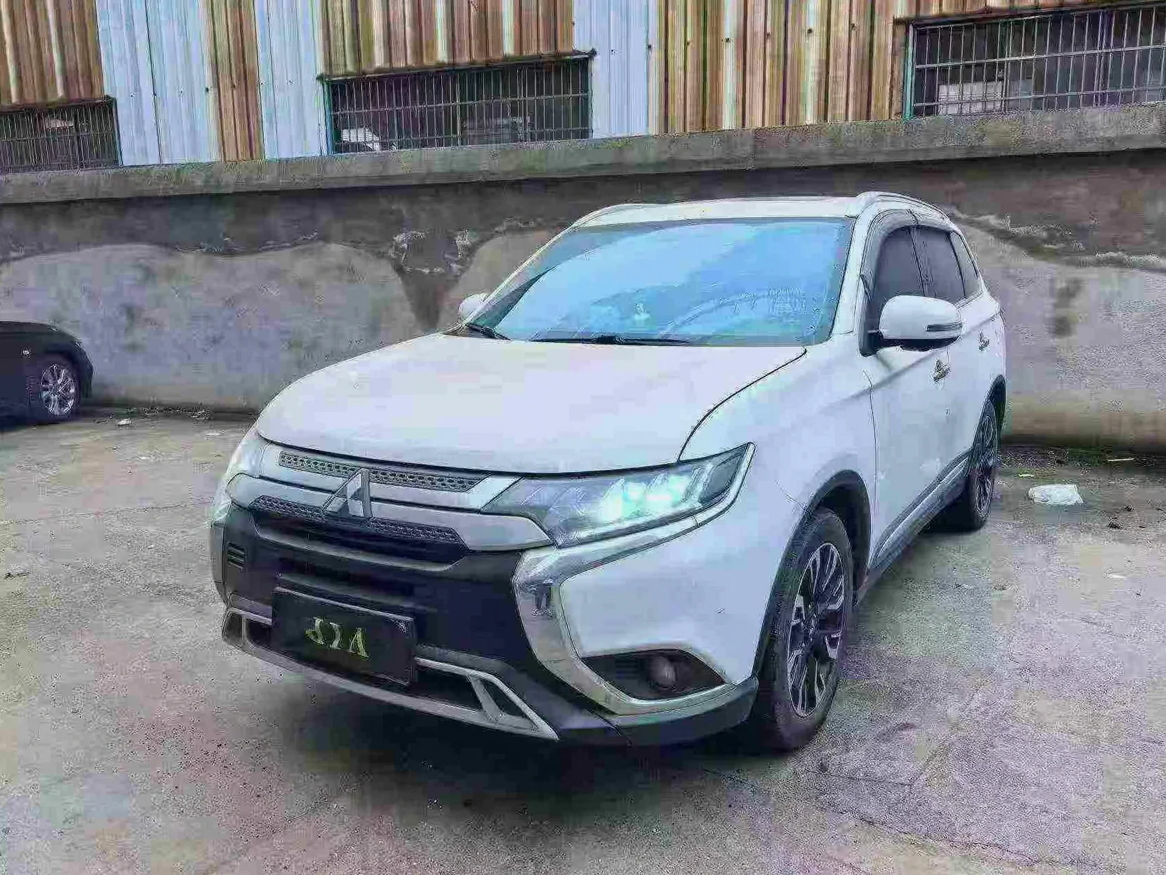 三菱欧蓝德 正面外观三