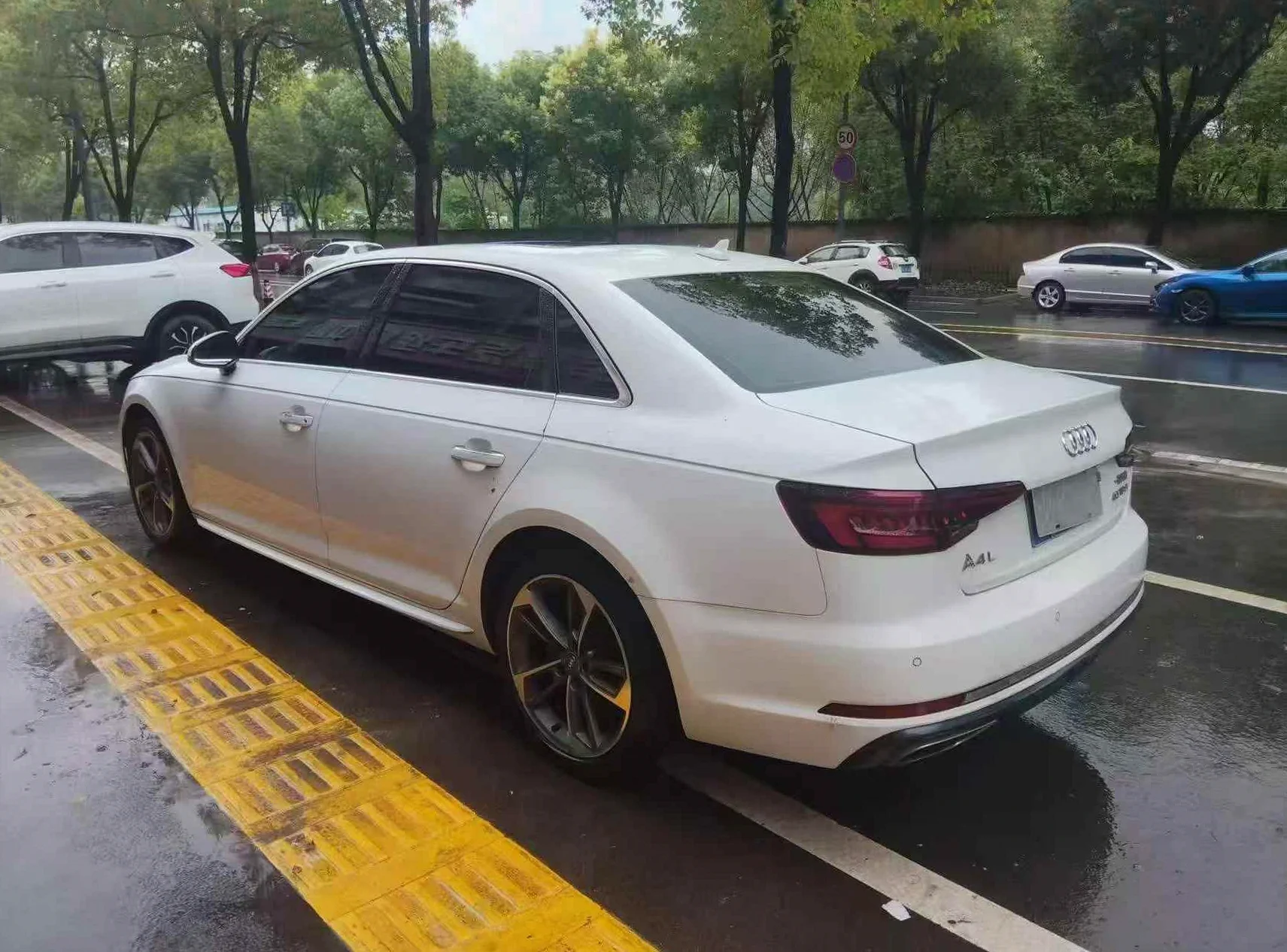 奥迪A4L 后面外观一