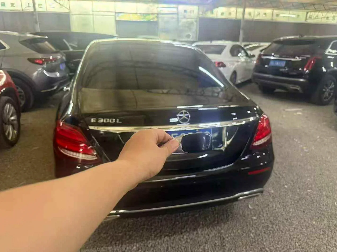 奔驰E 后面外观一