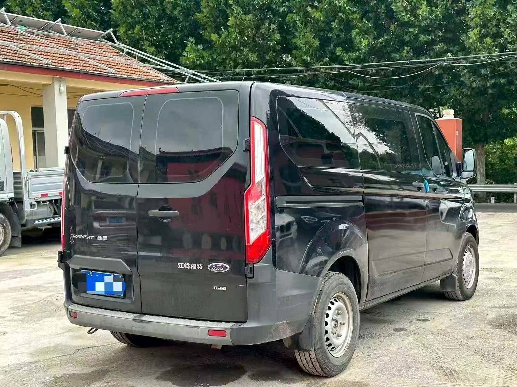 福特全顺 后面外观三