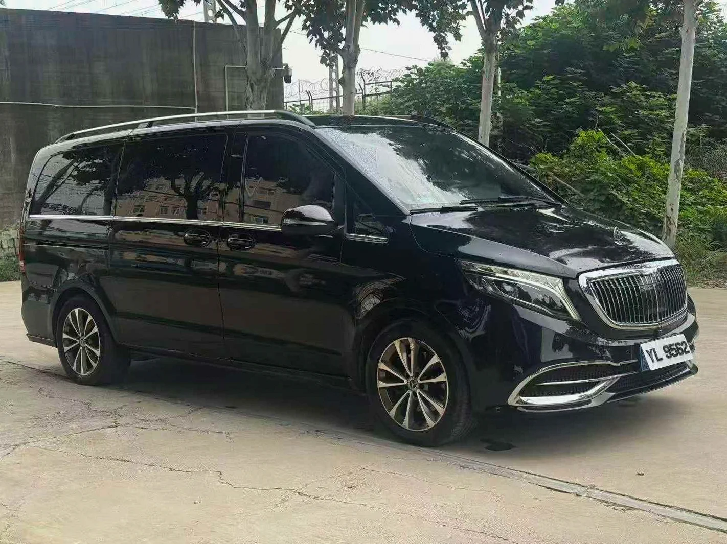 奔驰V 正面外观二