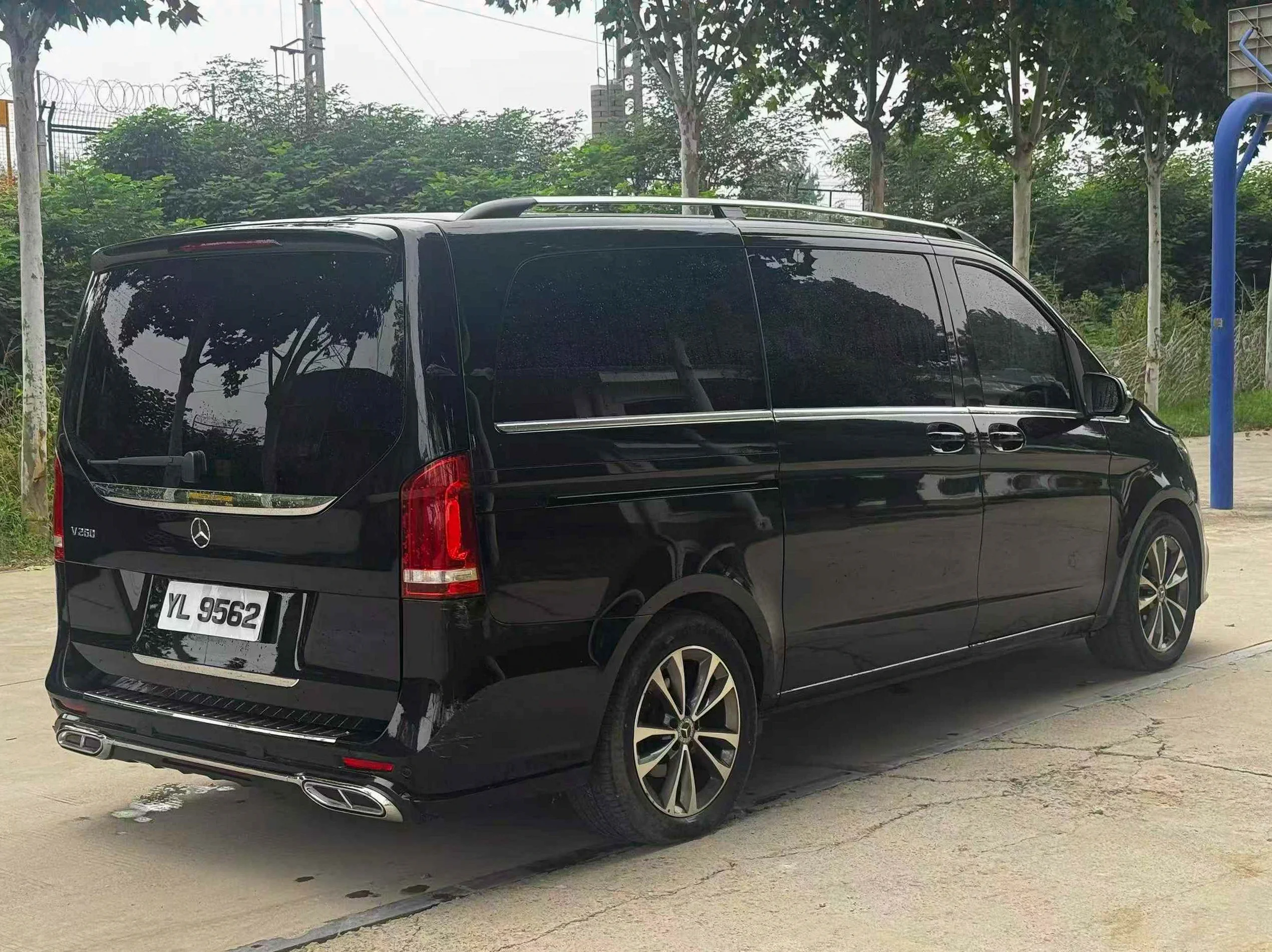 奔驰V 后面外观三