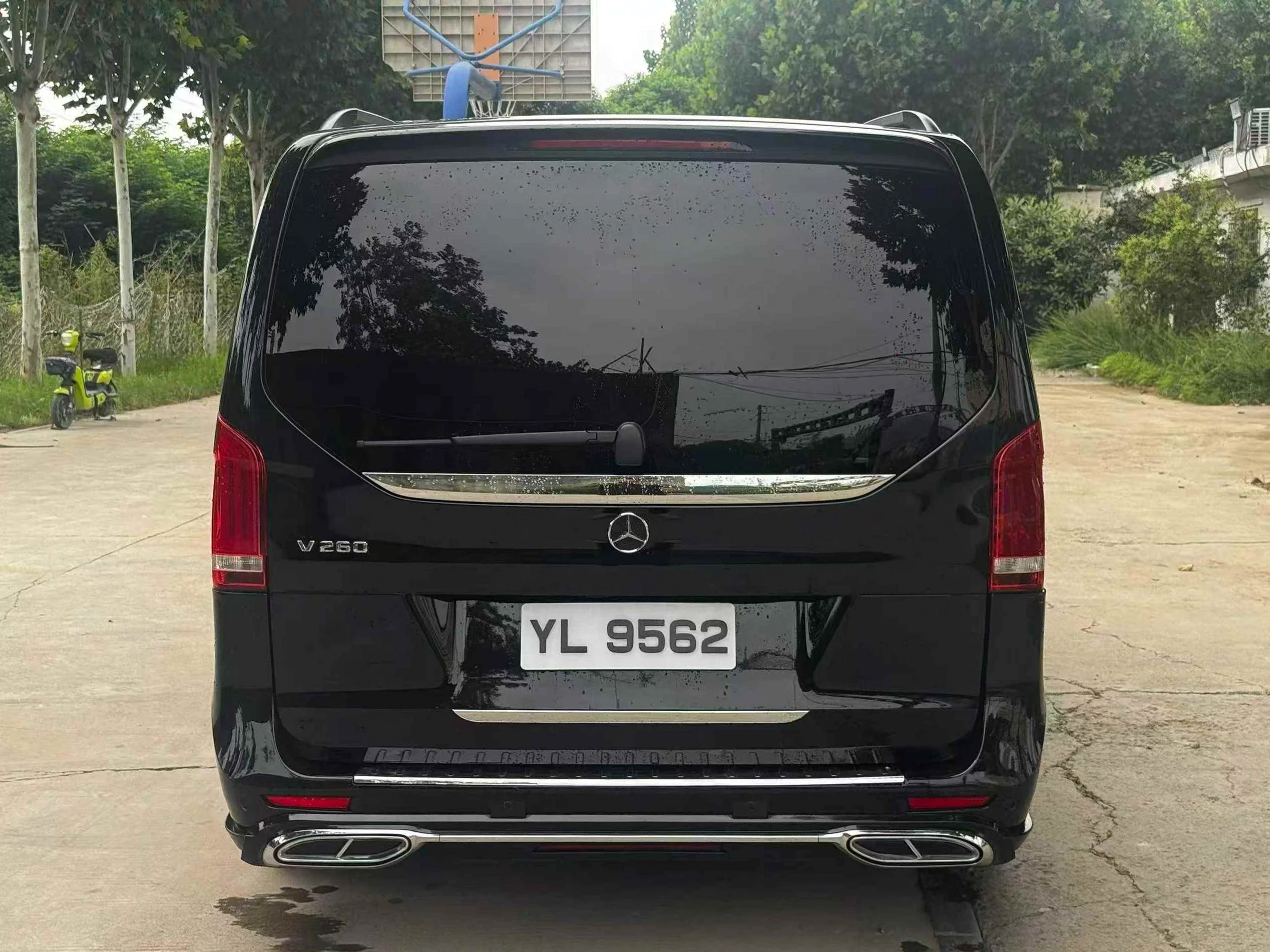 奔驰V 后面外观二