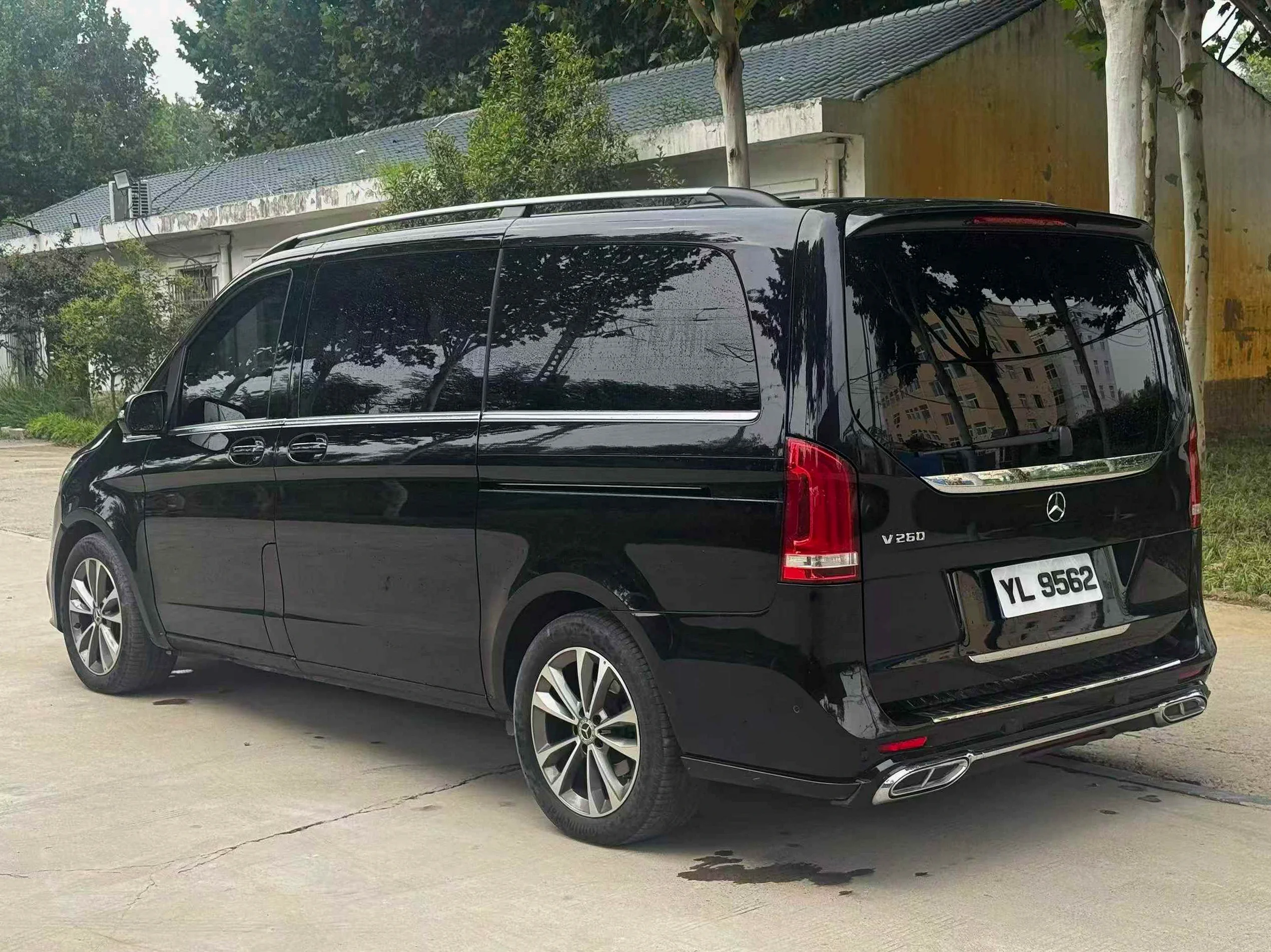 奔驰V 后面外观一