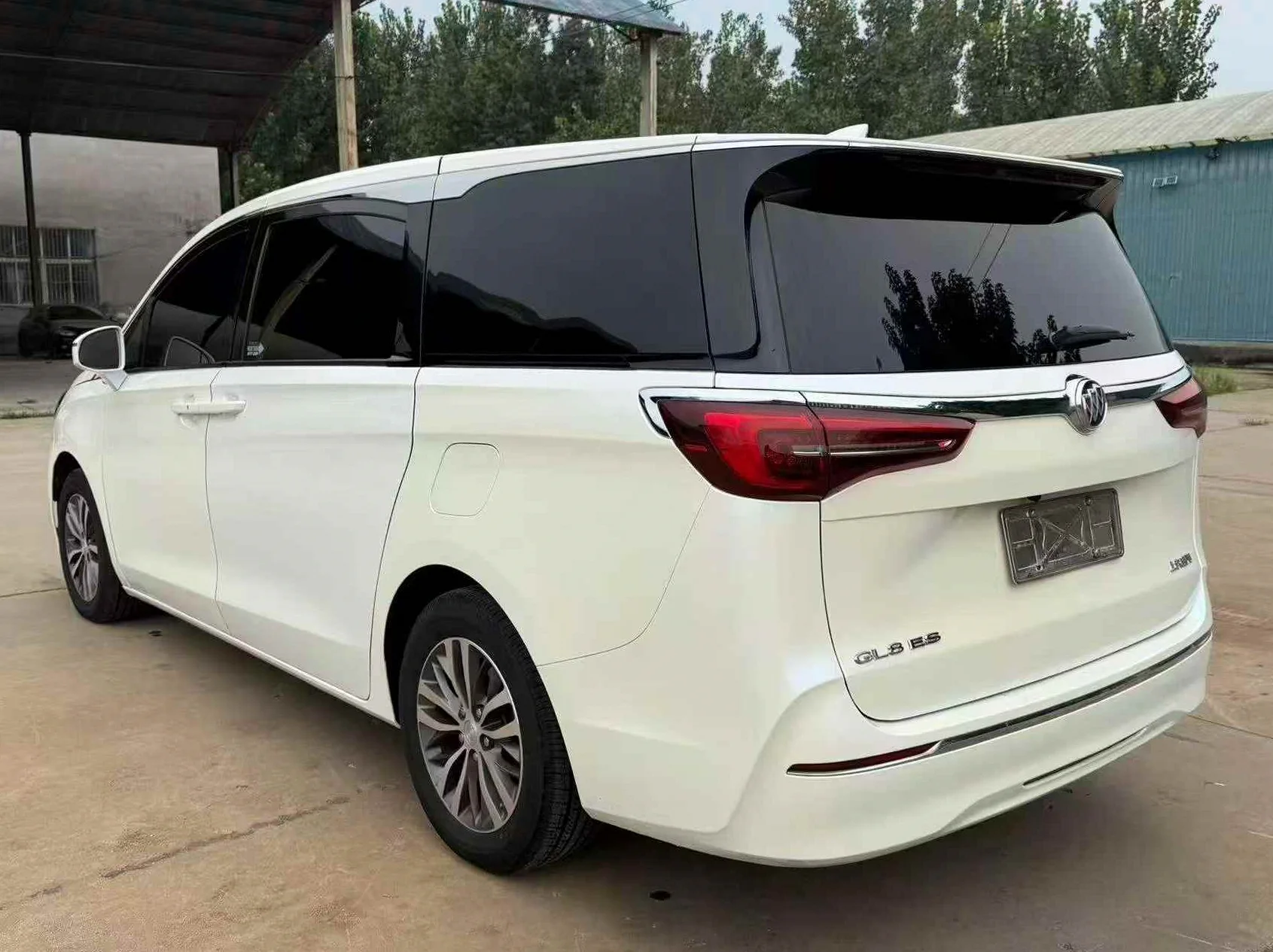 别克GL8 后面外观三