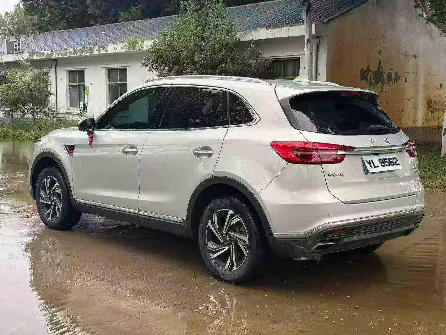 红旗HS5 后面外观一