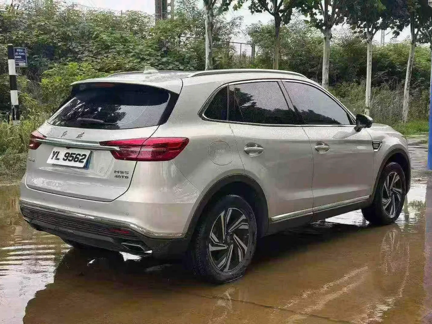 红旗HS5 后面外观三