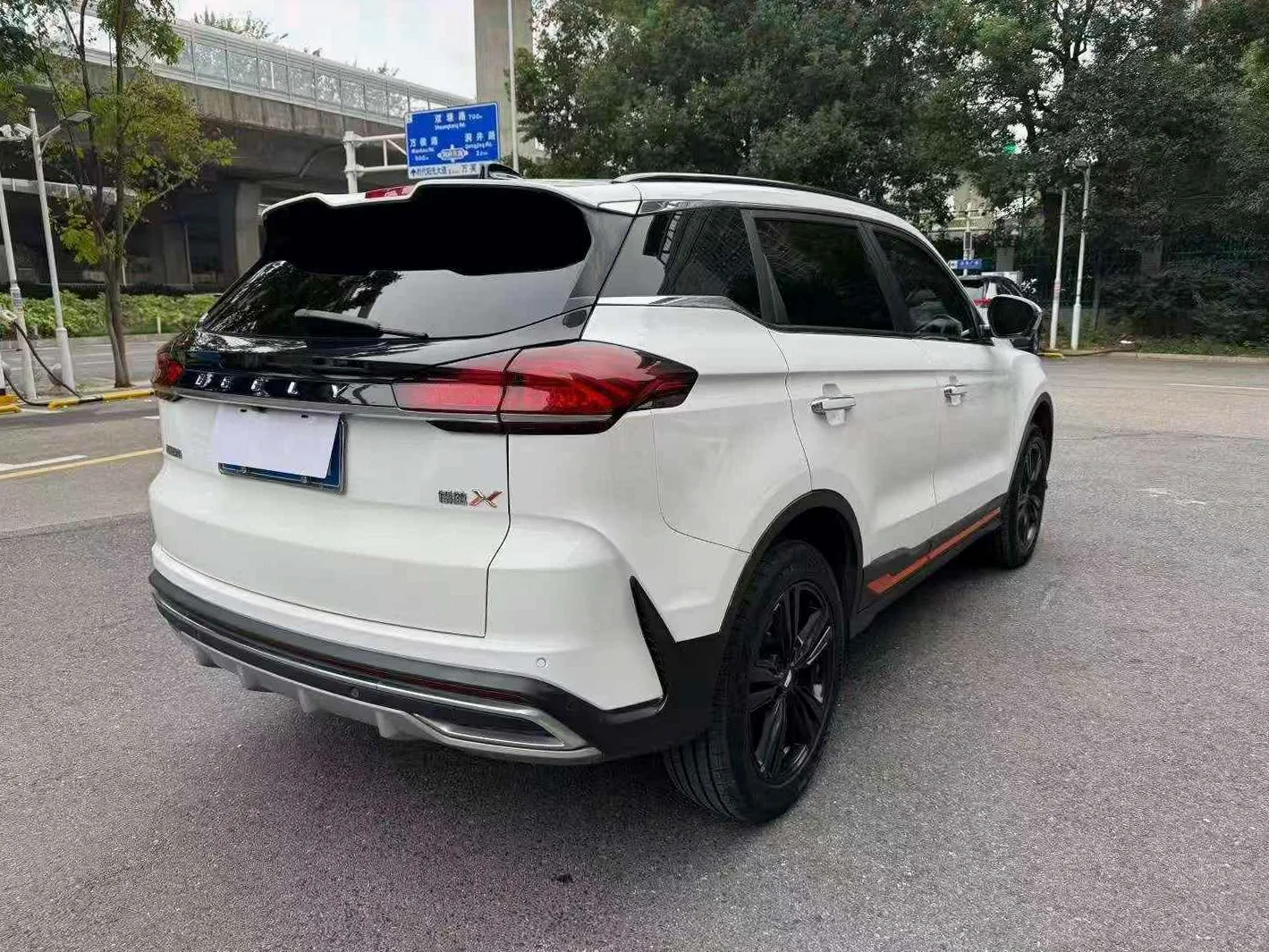 吉利博越 后面外观一