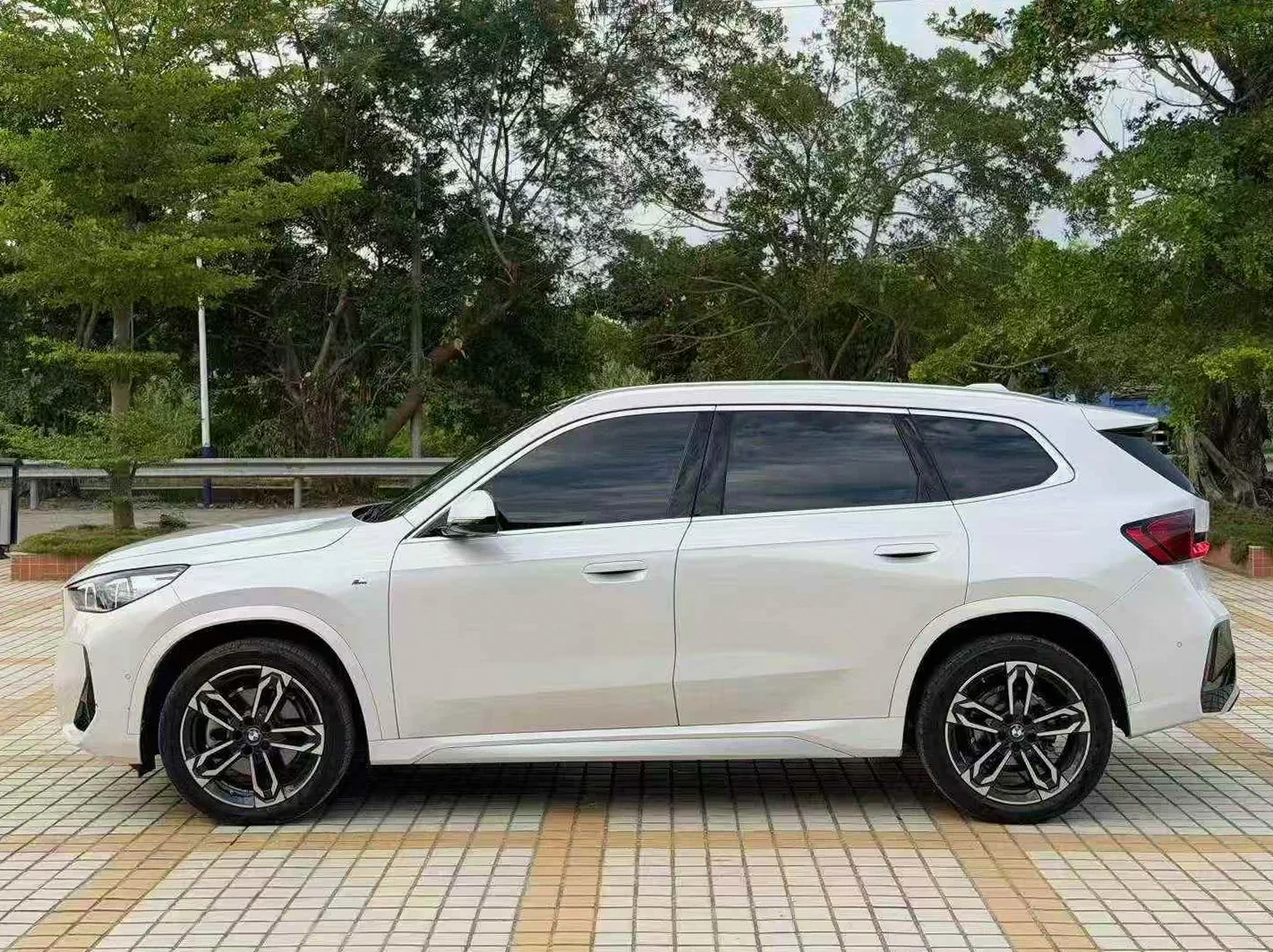 宝马X1 正面外观三