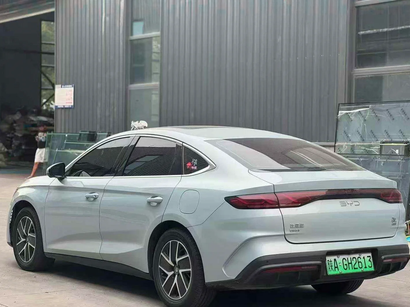 比亚迪秦 后面外观一