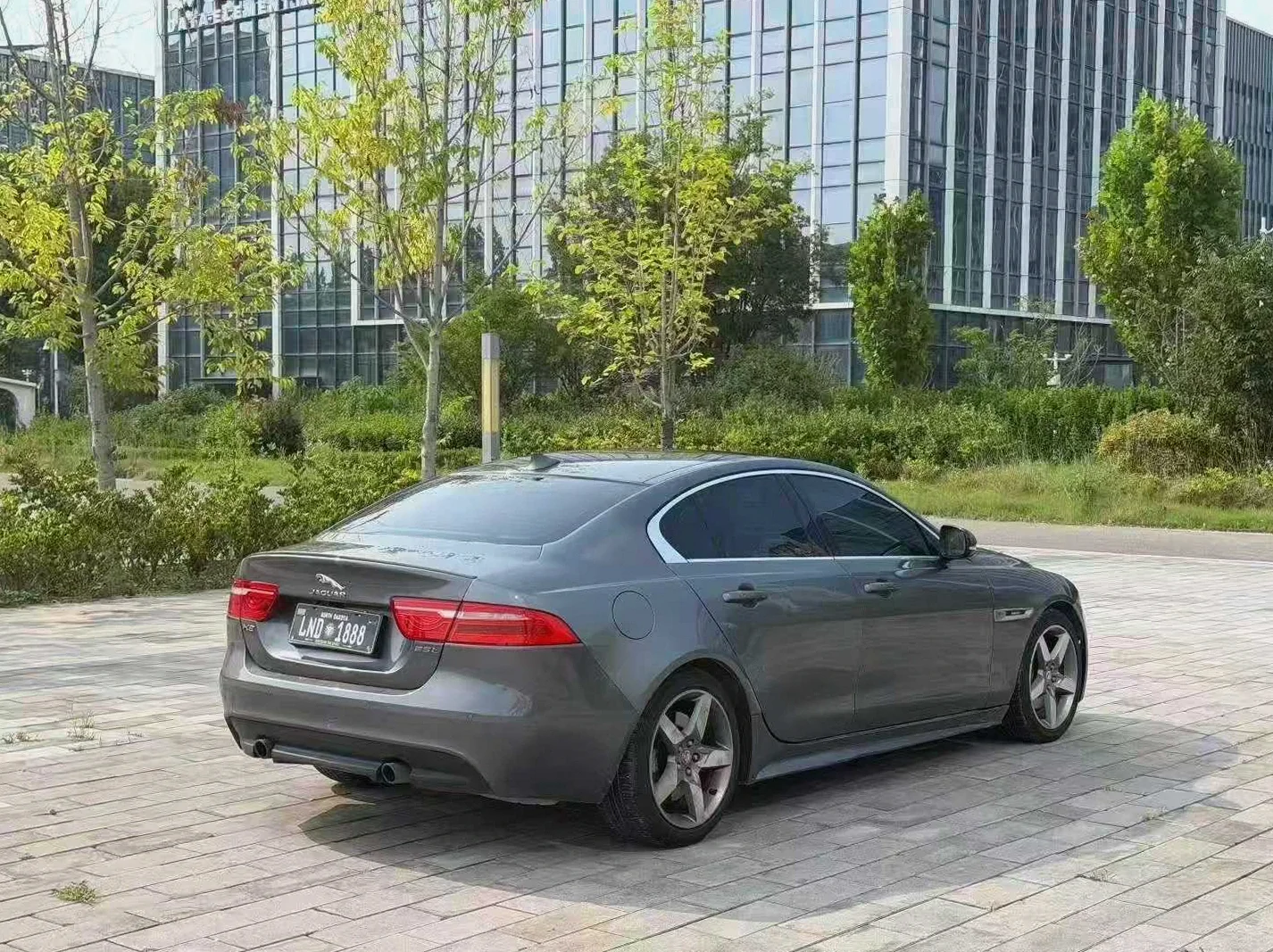 捷豹XE 后面外观三