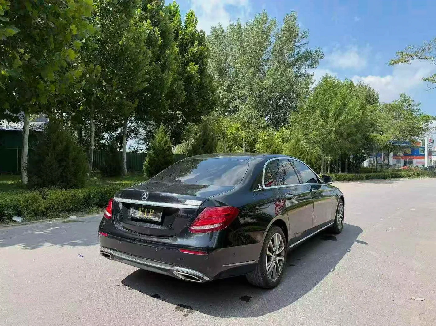 奔驰E 后面外观一