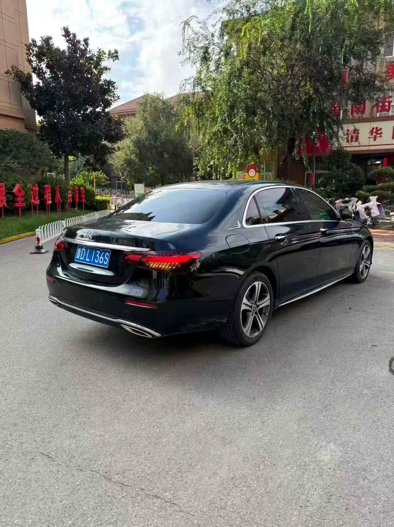 奔驰E 后面外观一