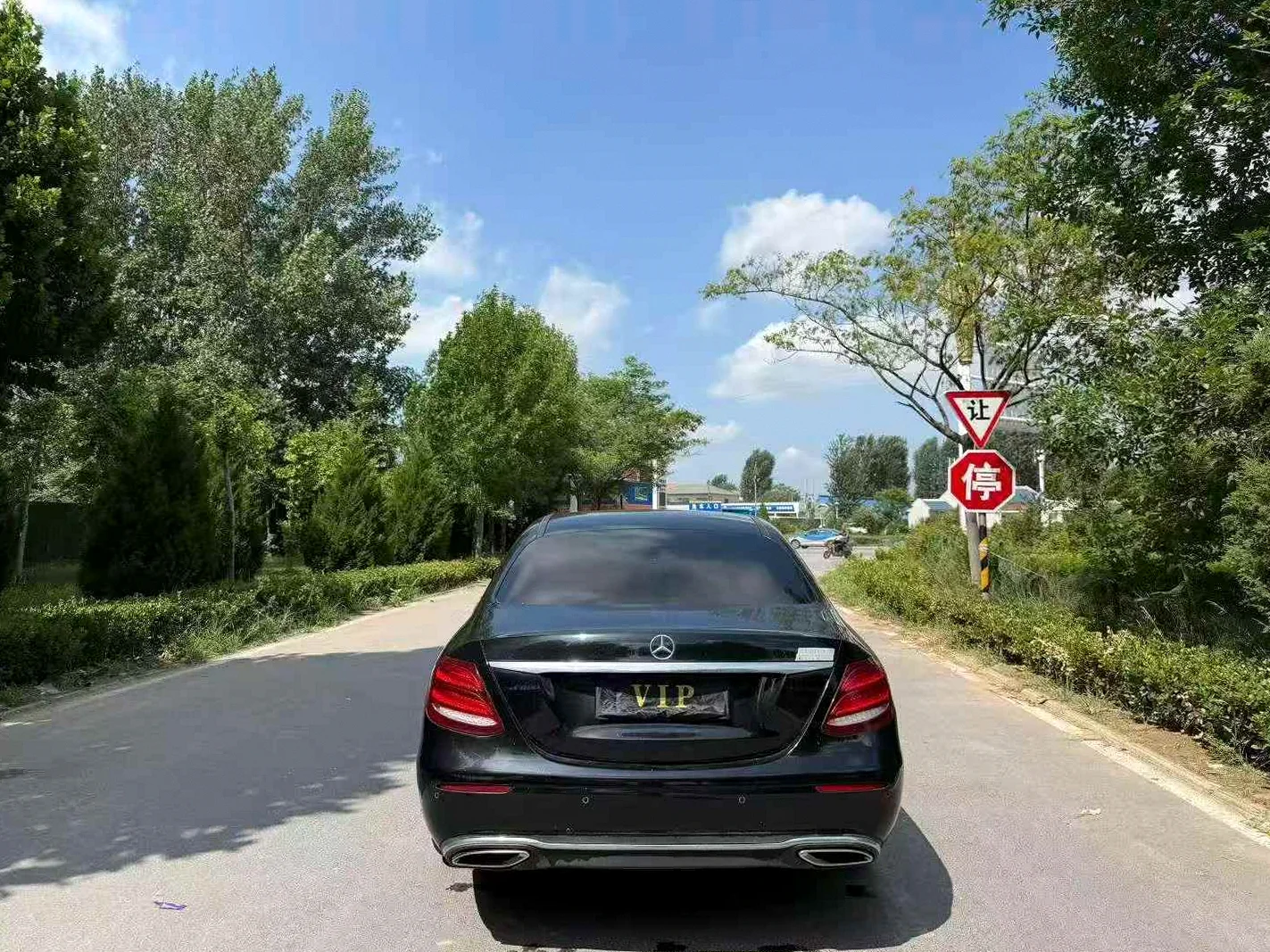 奔驰E 后面外观二