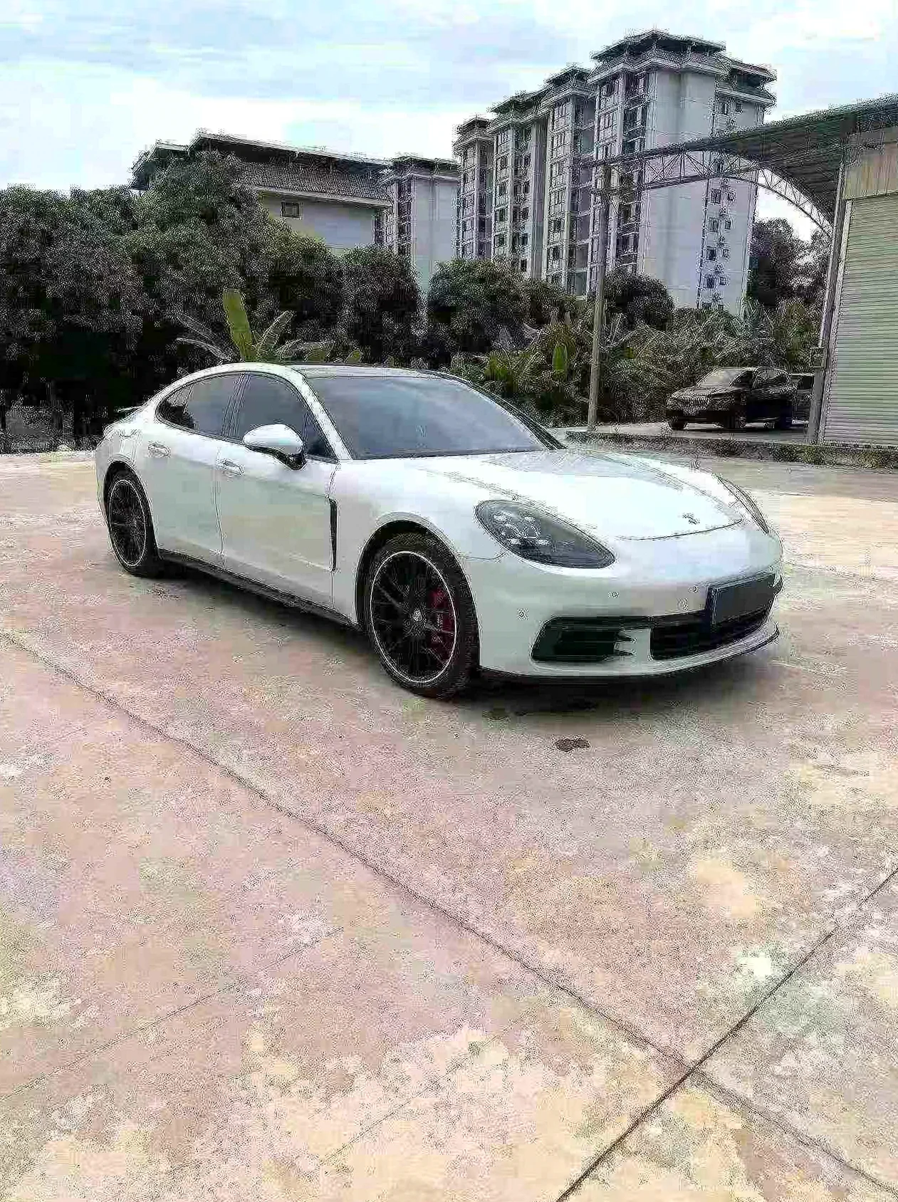 保时捷帕拉梅拉 正面外观三