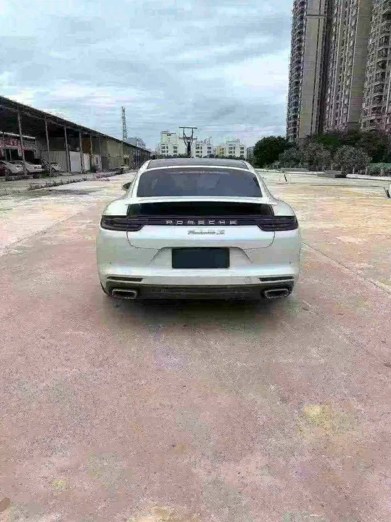 保时捷帕拉梅拉 后面外观一