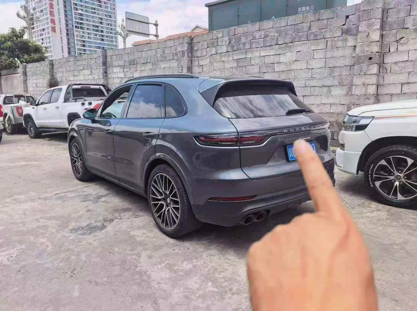 保时捷卡宴 后面外观一