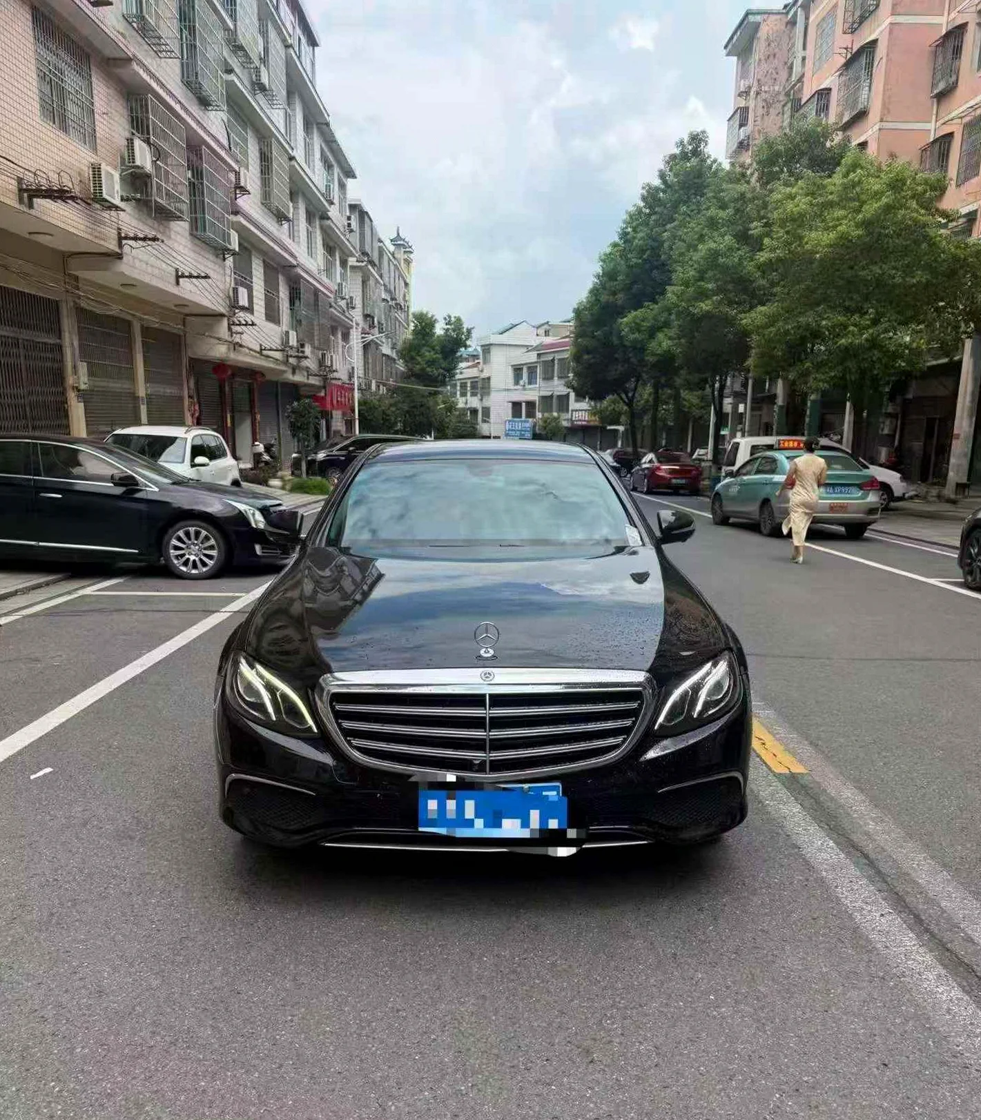 奔驰E 正面外观二