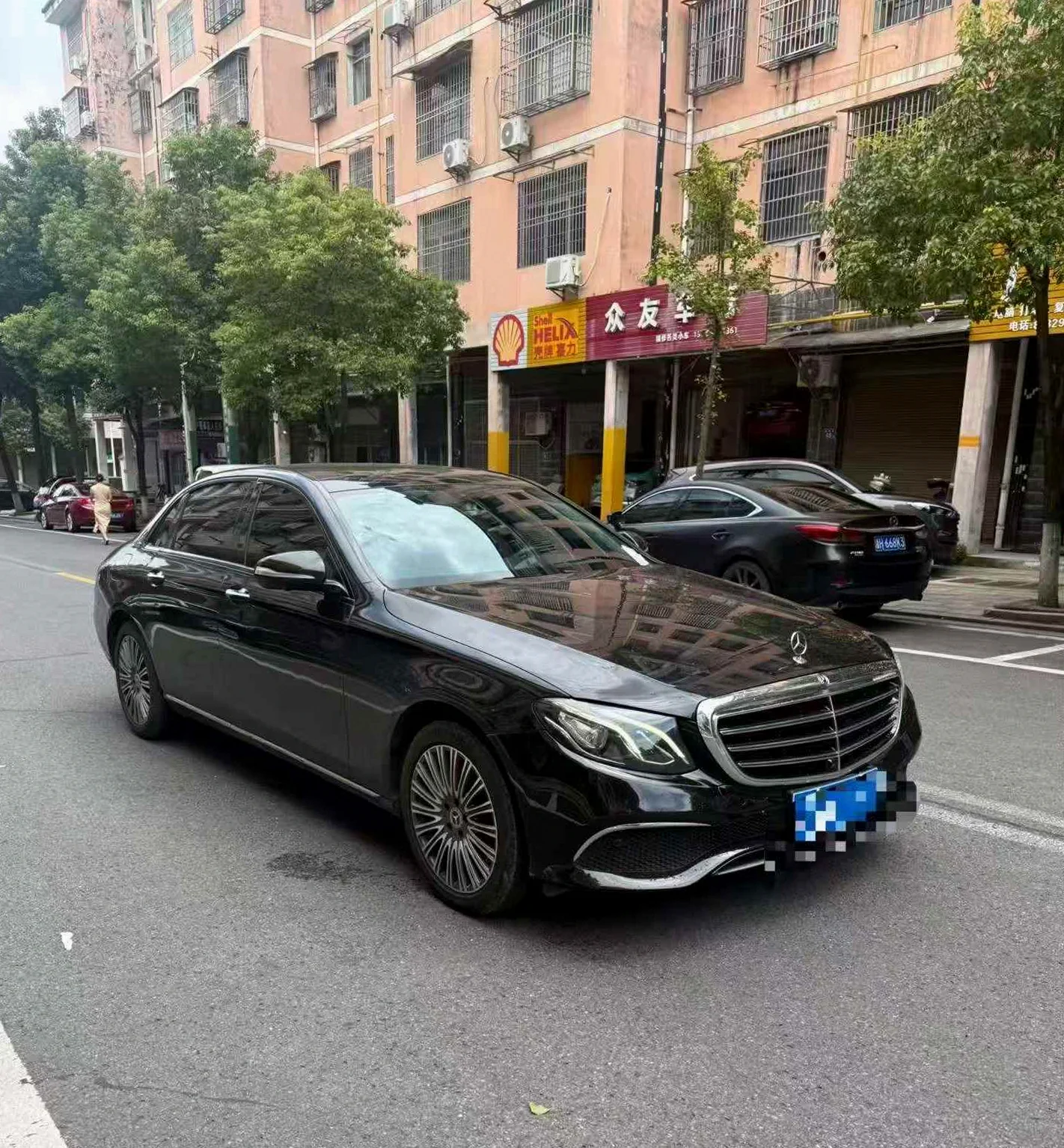 奔驰E 正面外观三