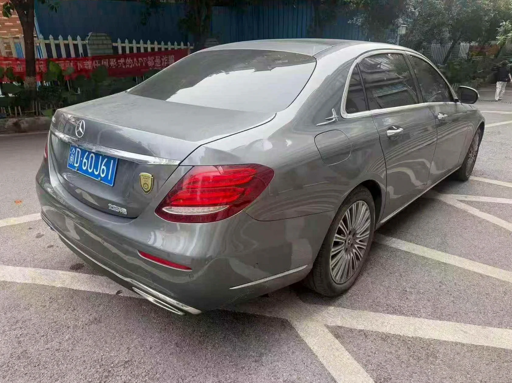 奔驰E 后面外观一