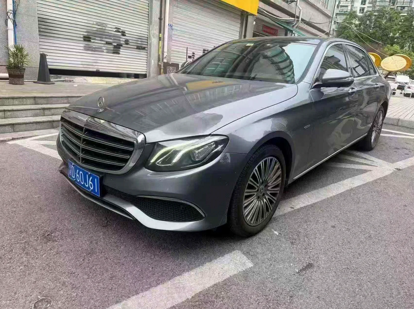 奔驰E 正面外观二