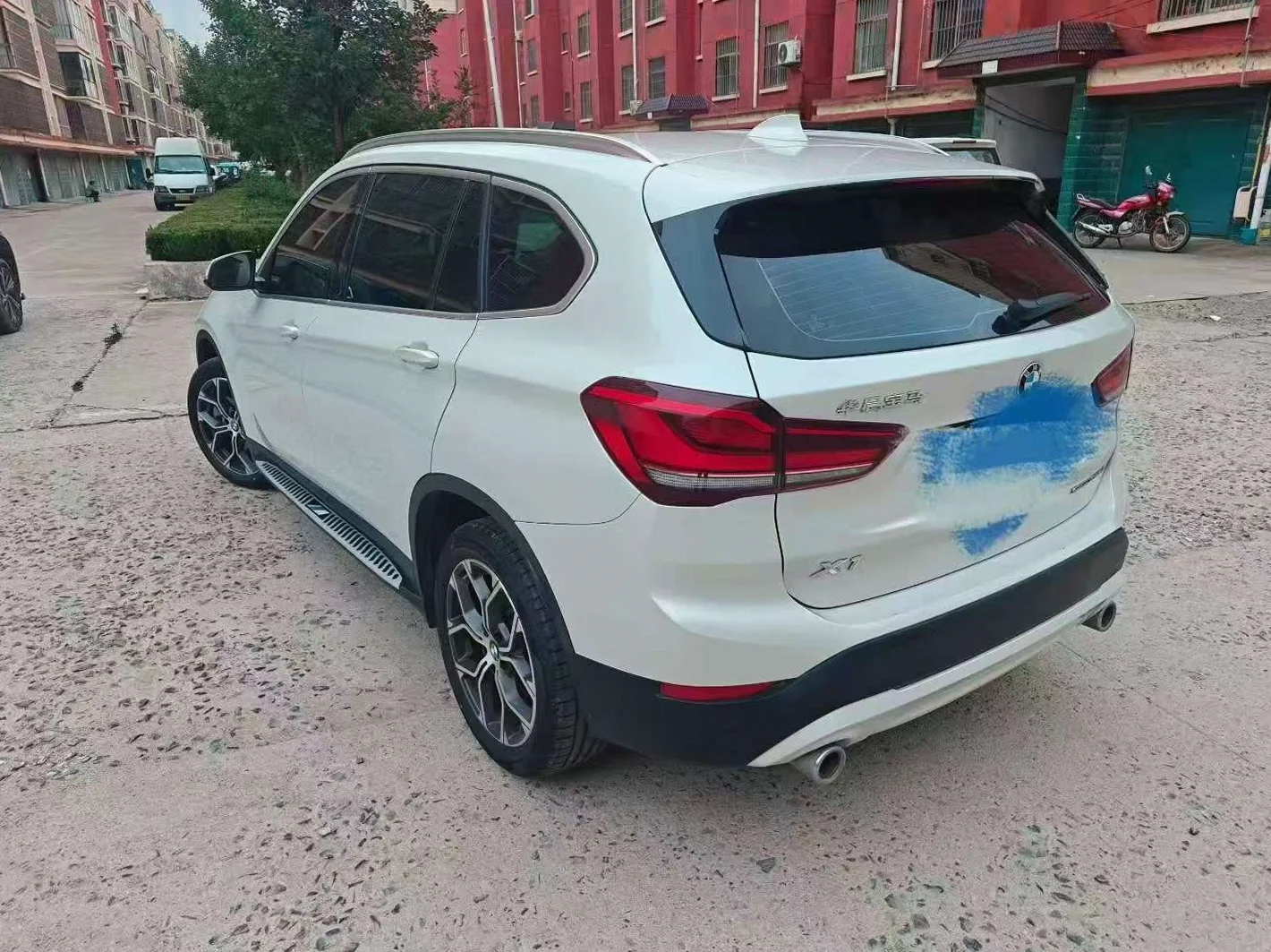 宝马X1 后面外观一