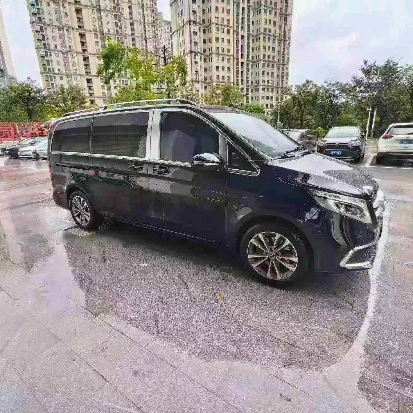 奔驰V 正面外观二