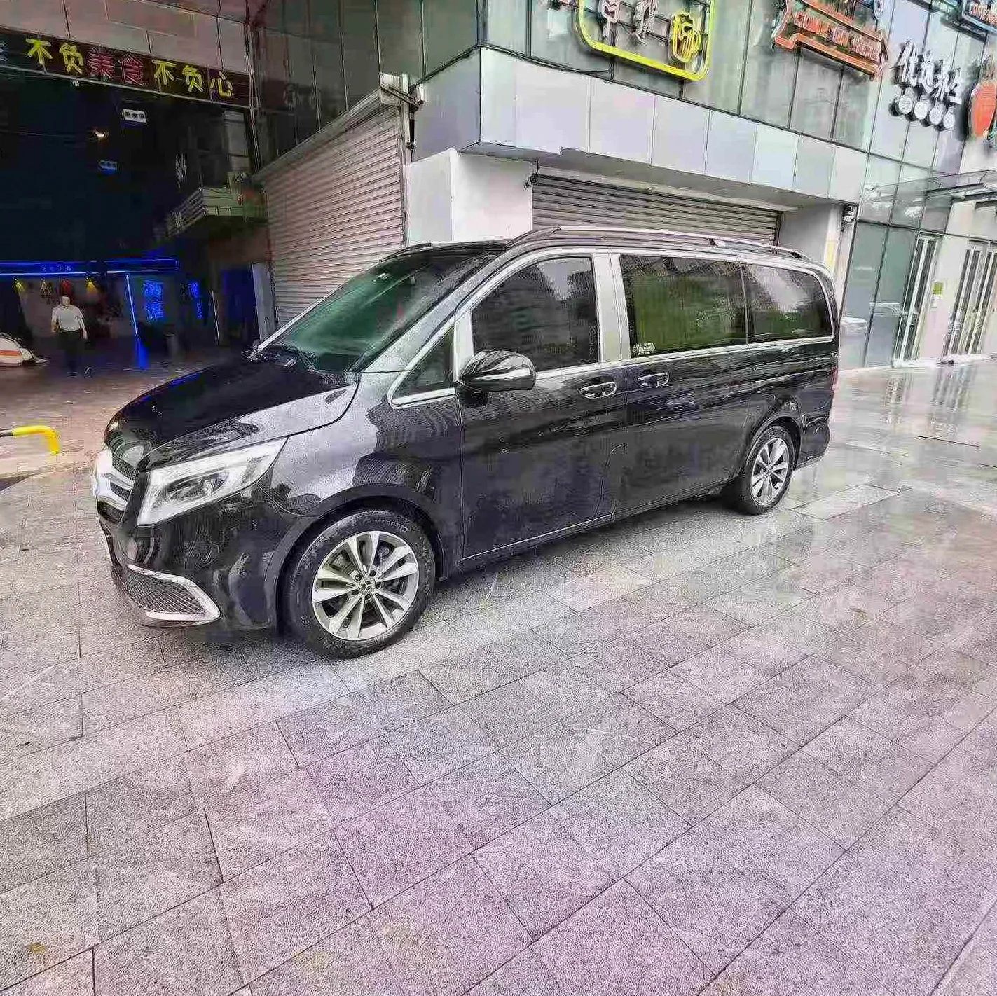 奔驰V 正面外观三