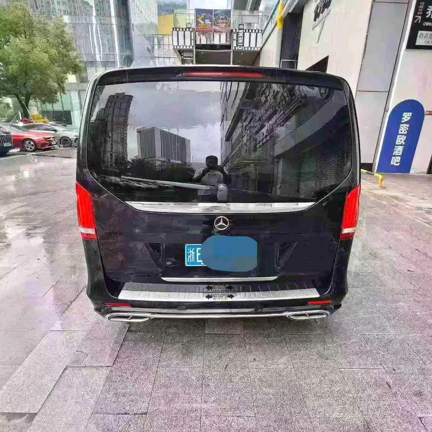 奔驰V 后面外观一