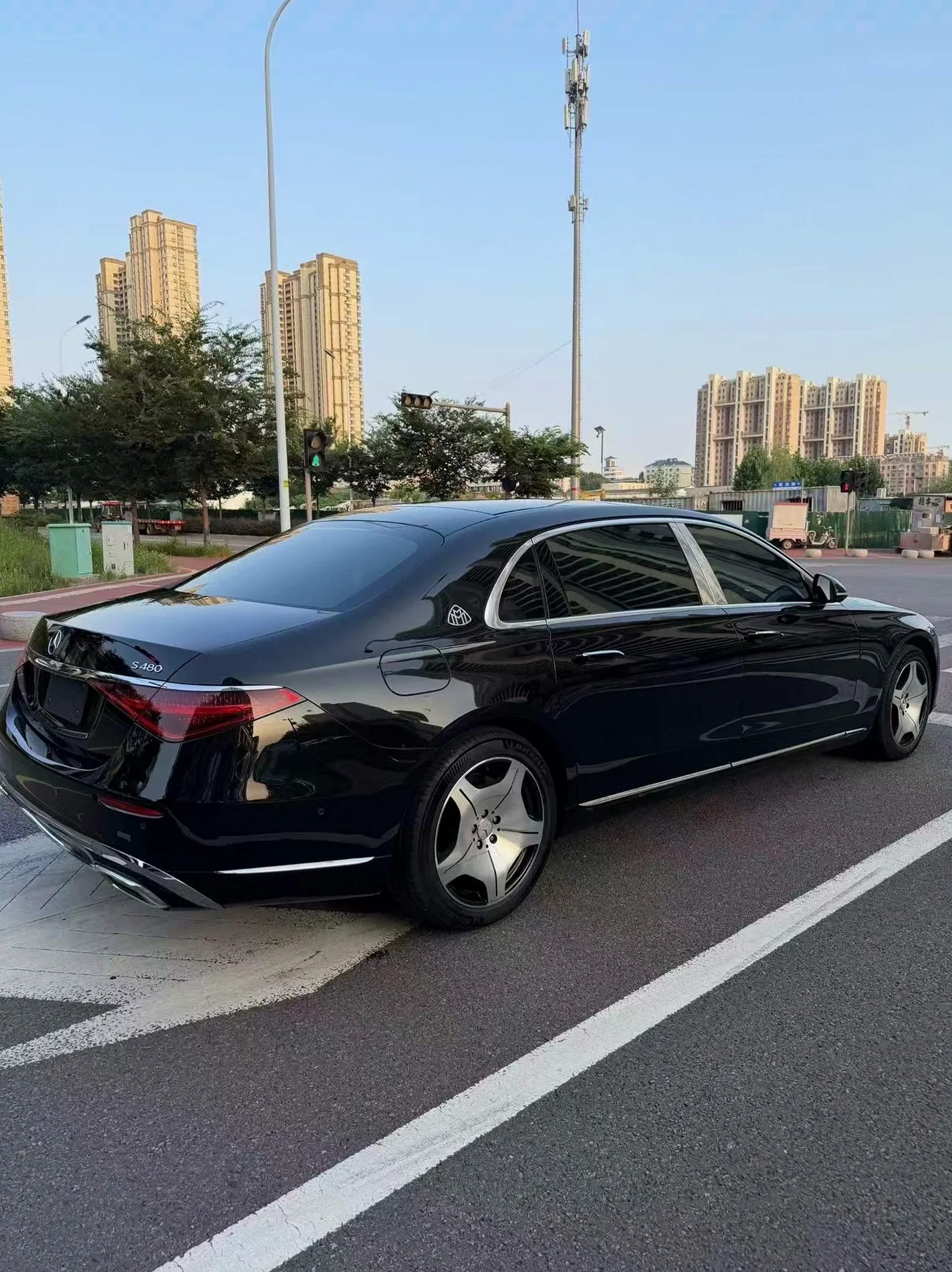 奔驰迈巴赫S级 后面外观三