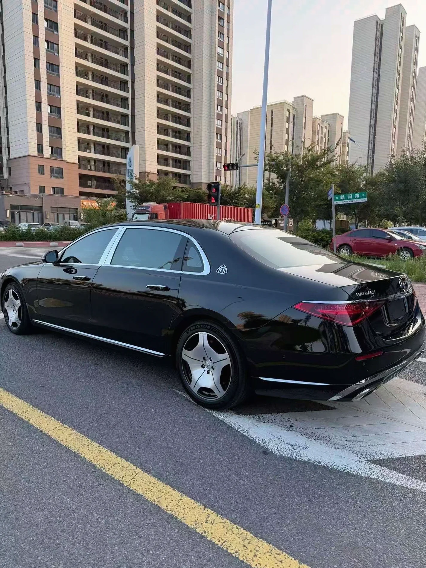 奔驰迈巴赫S级 后面外观二