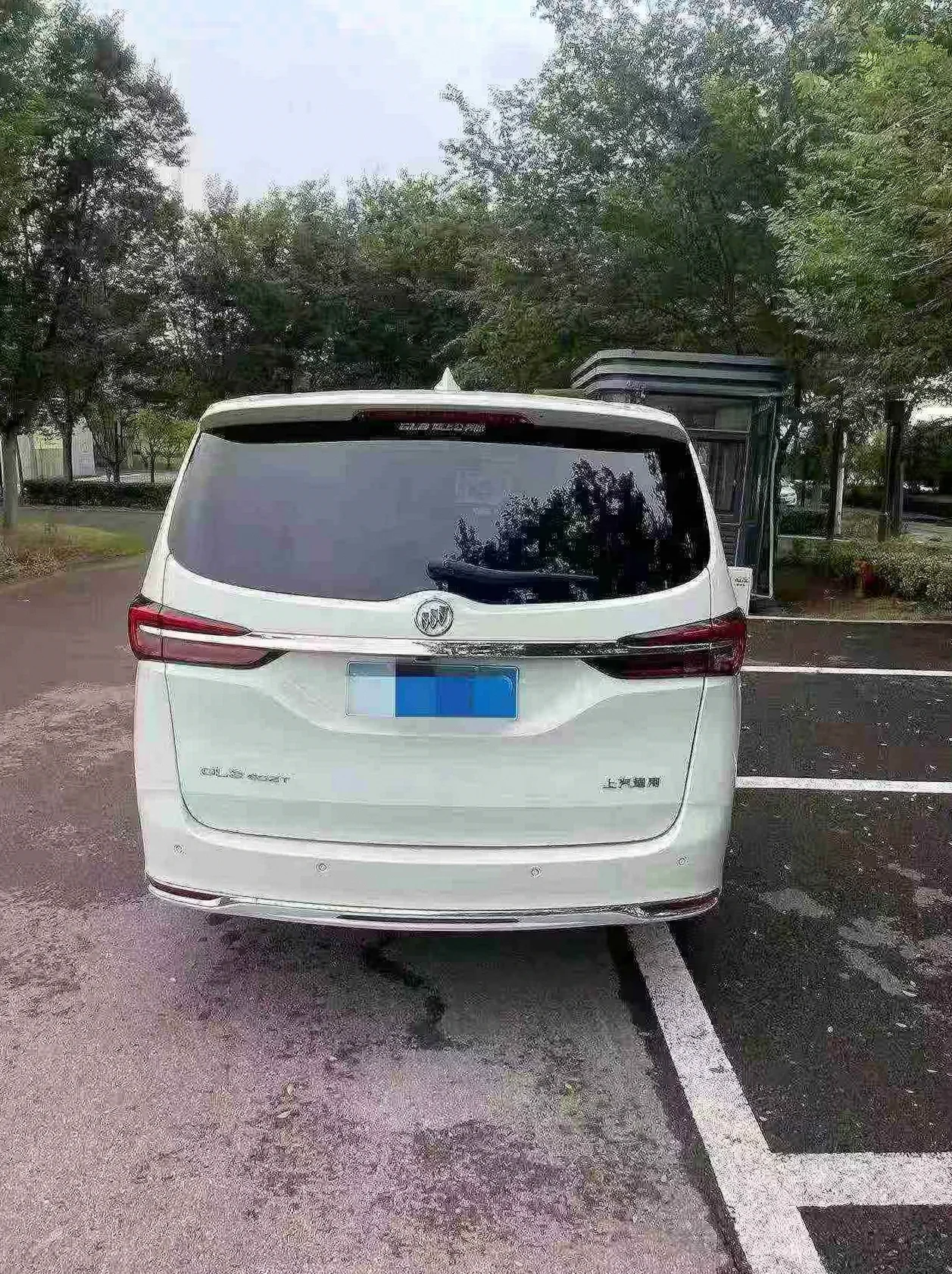 别克GL8 后面外观一