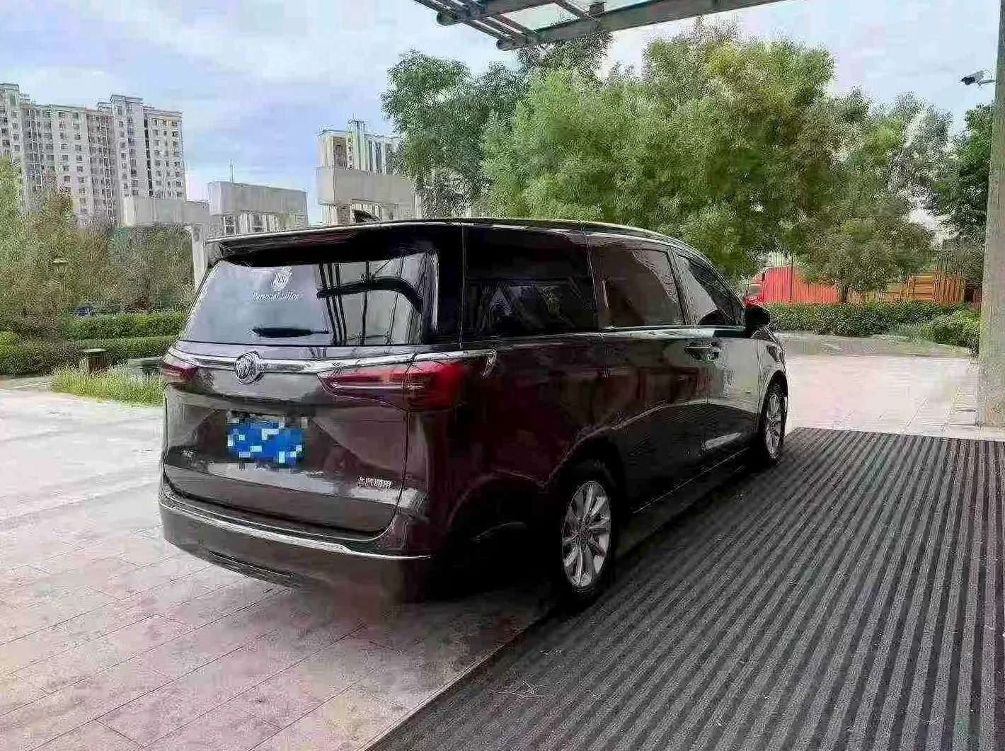 别克GL8 后面外观一