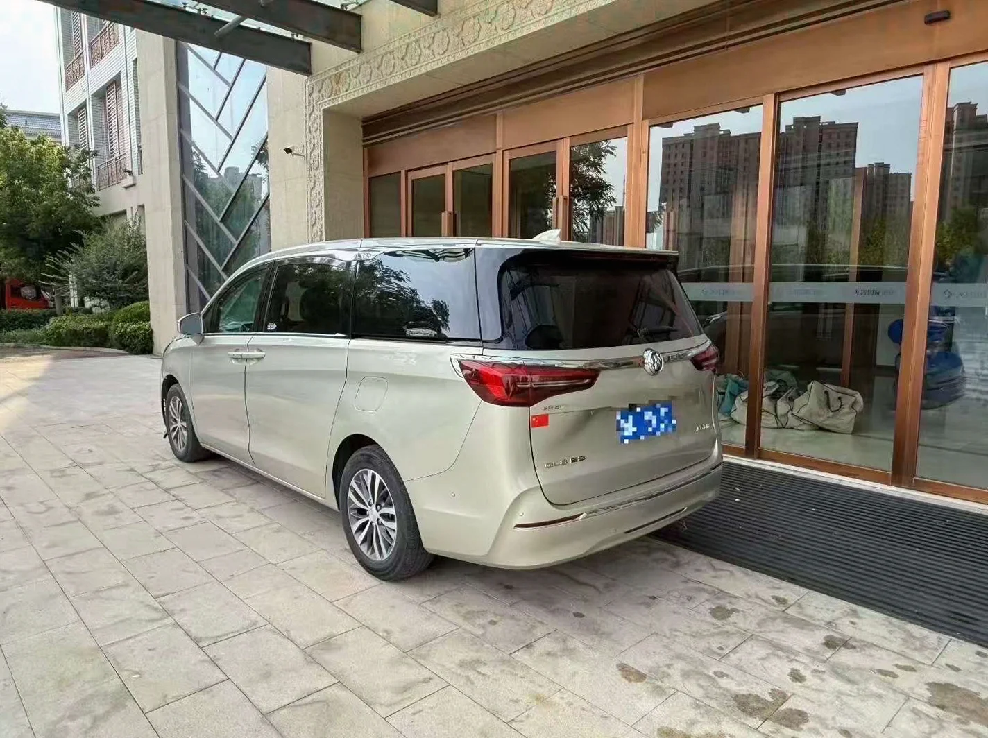 别克GL8 后面外观三